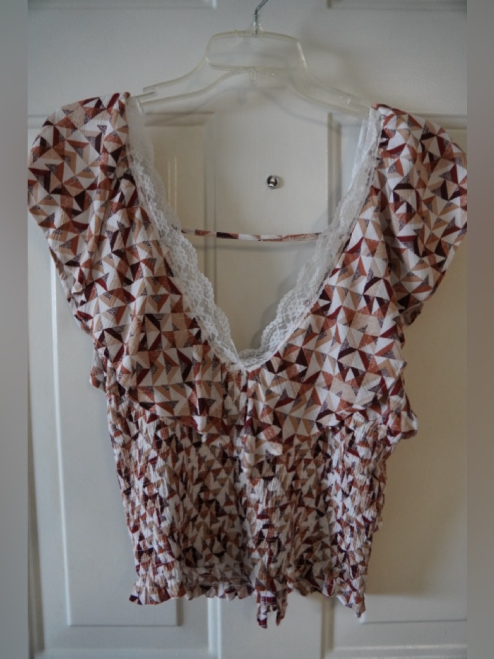 Gimmicks by Buckle Women's V-Neck Lace Trim Brown Geo Print Top